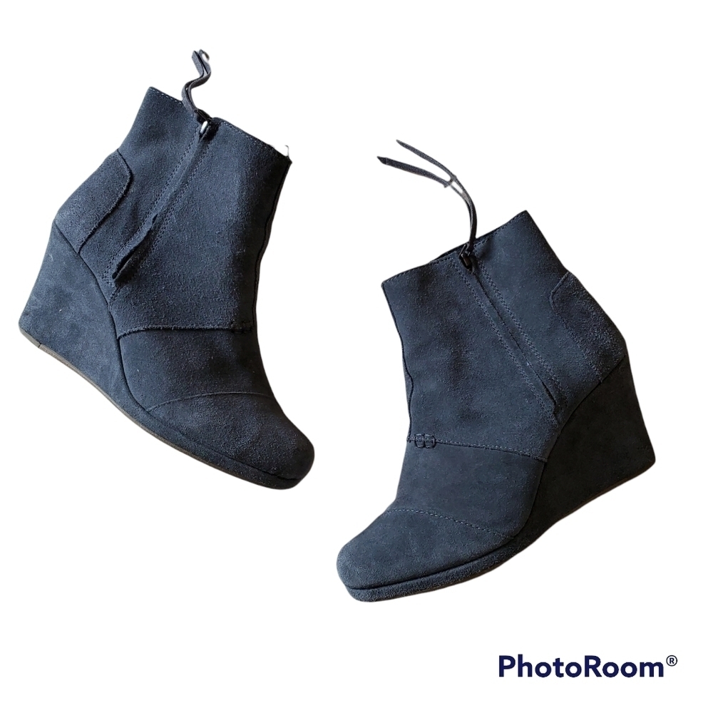 TOMS WEDGE SUEDE BOOTIES